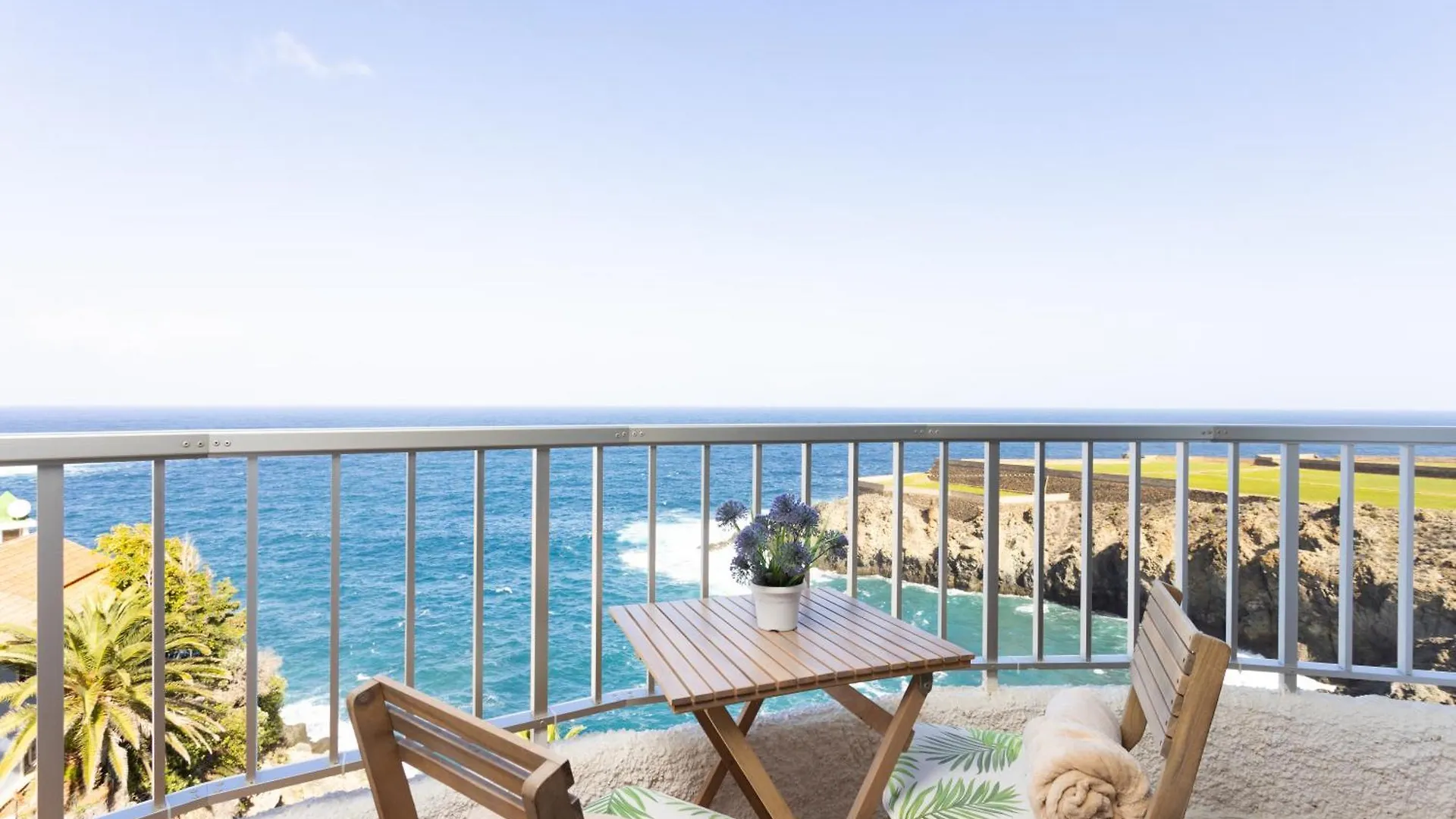 Cozy Seafront Studio With Balcony & Ocean Views联系方式